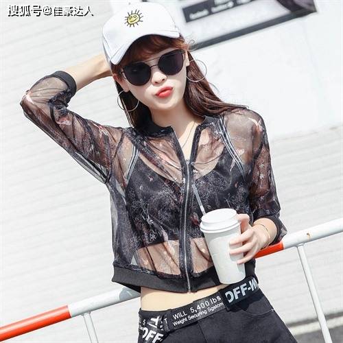 设计 甜美褶裥让简单的热裤向裙装靠近,清新柔美的邻家女气质得到烘托.