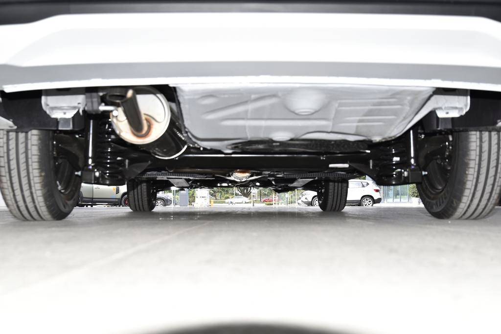 捷达va3的底盘表现也和大众车型没有区别,依然采用了前麦弗逊式独立前