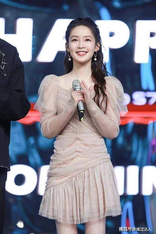 百褶 李沁少女感真强,穿肉色薄纱裙清纯又迷人,谁说女人奔三就显老?