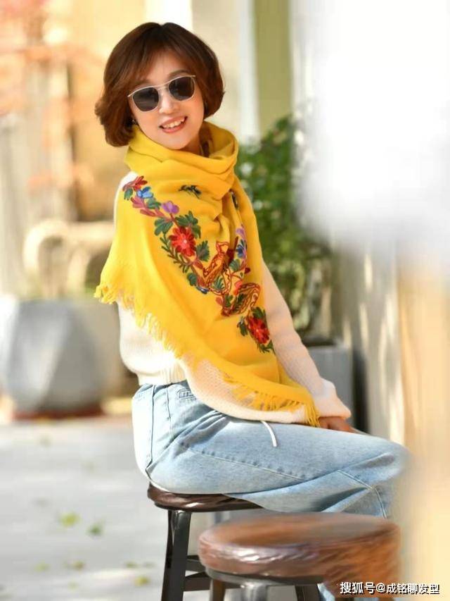 色调 这才是老年人最好的状态,远离沉闷的黑白灰,亮色穿搭时髦又减龄