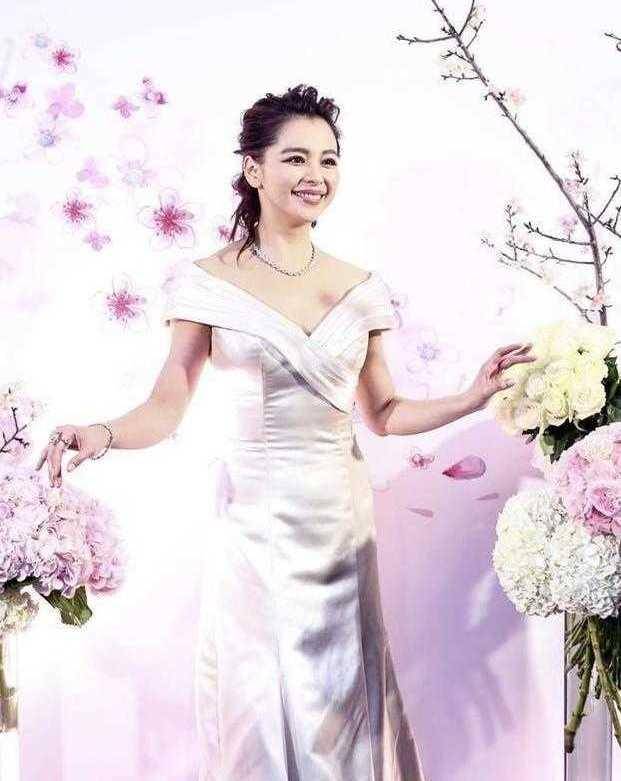 设计 徐若瑄真是性感尤物，穿黑色风衣搭配抹胸裙，昂首“挺胸”太撩人
