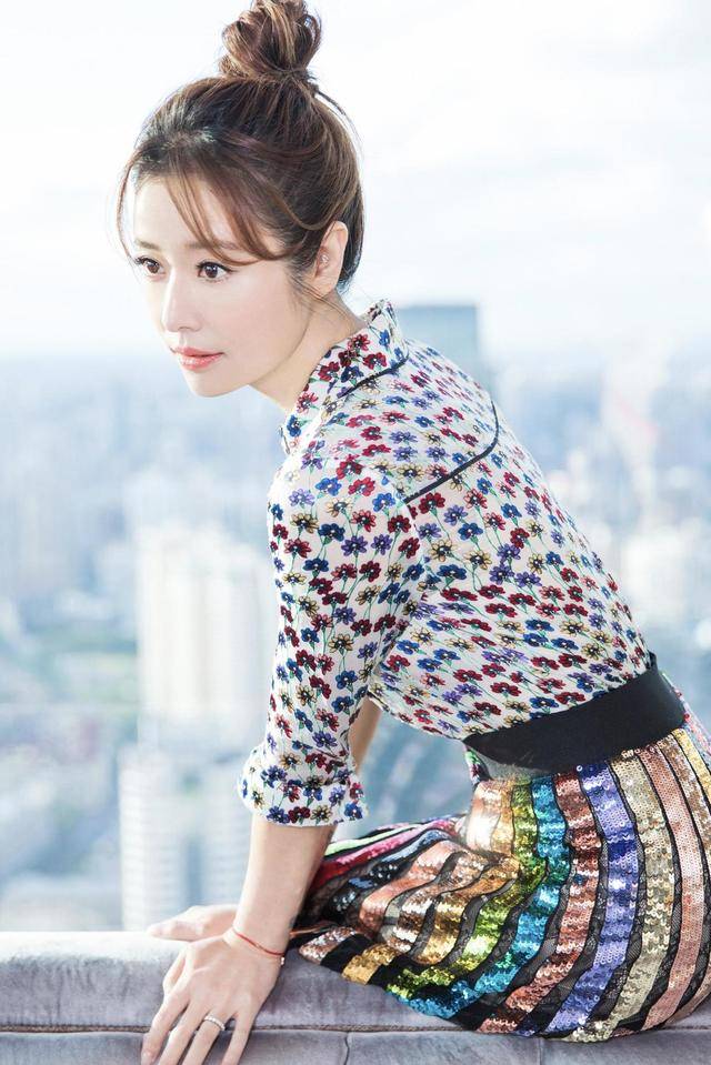 颜色 女神林心如真会穿！碎花衬衫搭配亮片半身裙鲜艳亮丽，俏皮可爱