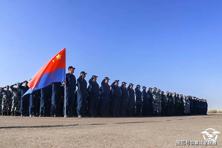 天空蓝军服图片