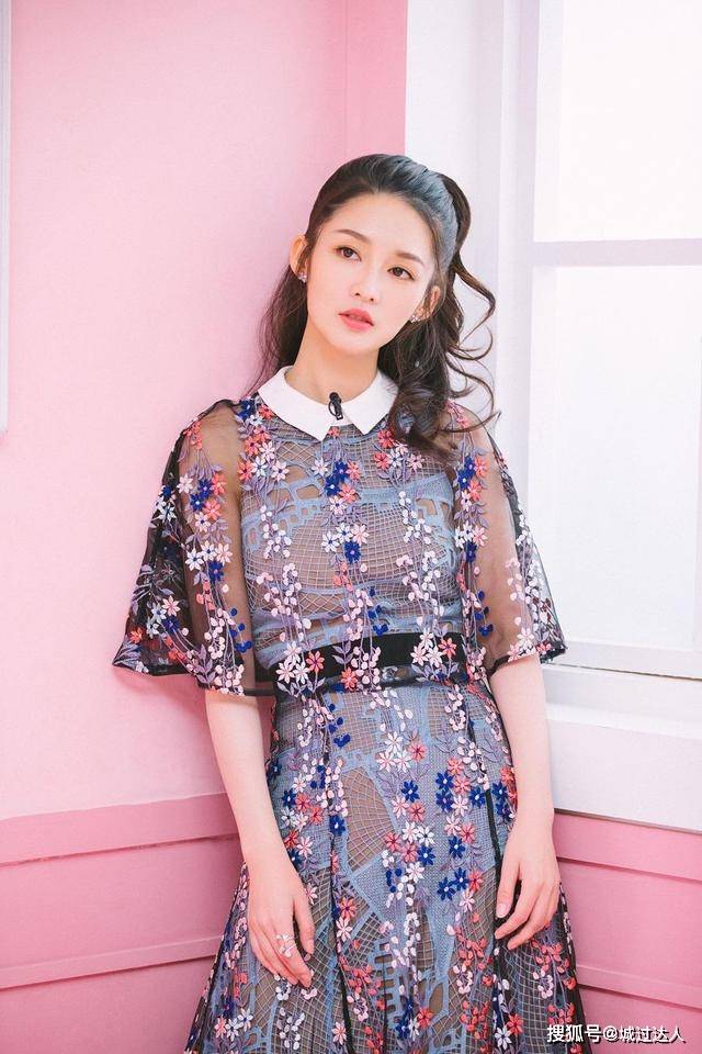 百褶 李沁少女感真强,穿肉色薄纱裙清纯又迷人,谁说女人奔三就显老?