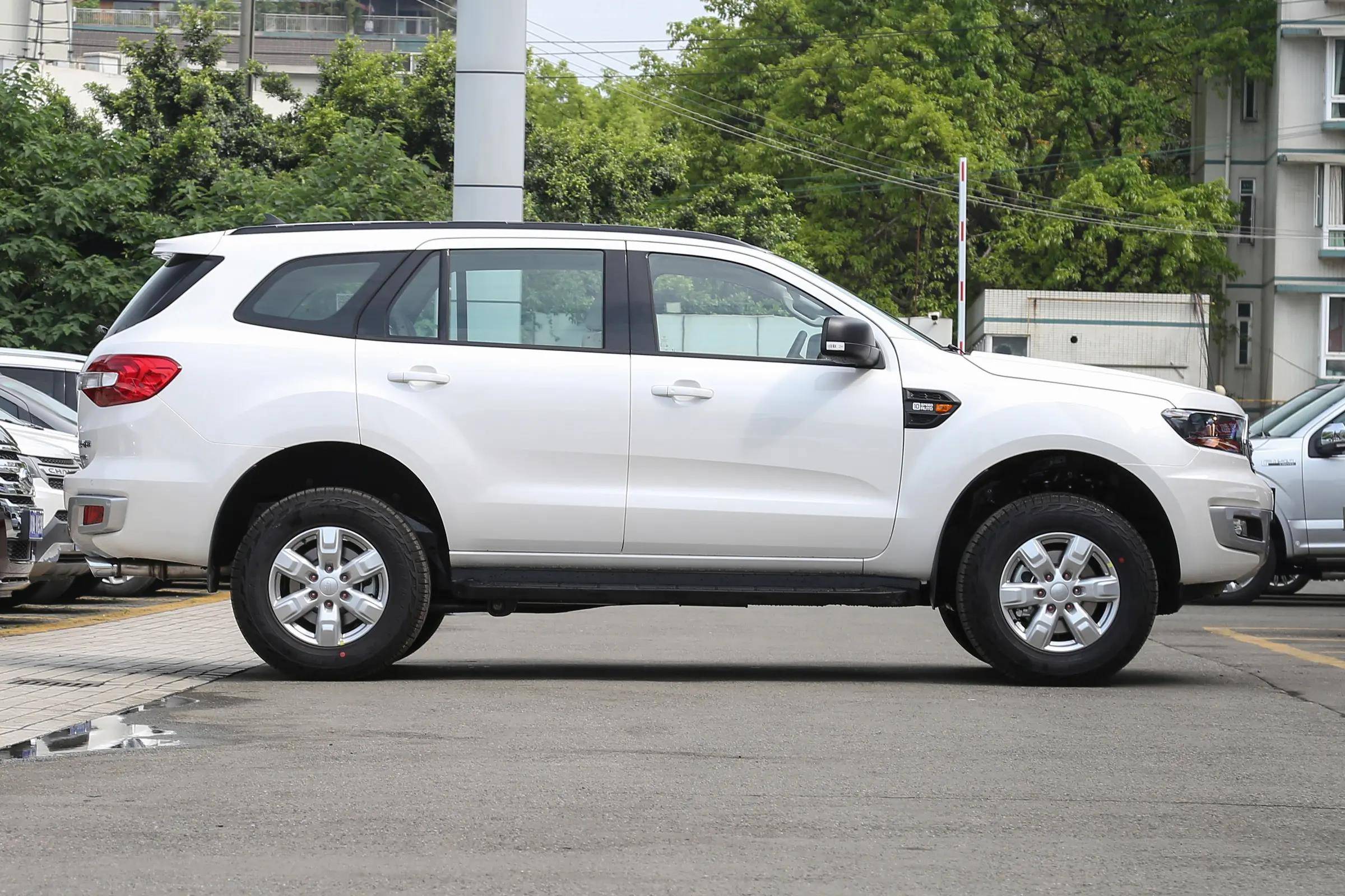 曝光全新福特撼路者实车和皮卡同平台非承载式车身