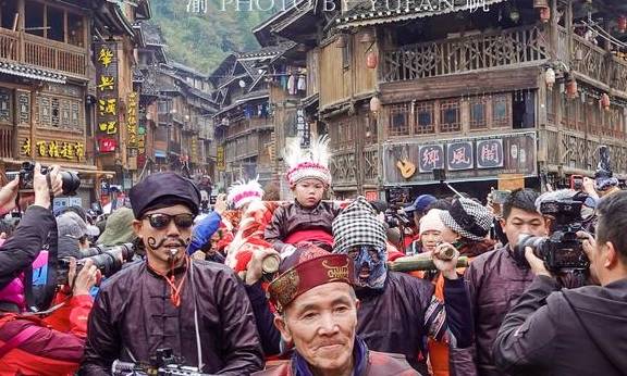 全国最大侗寨喜迎新年，万人同乐“抬官人”，欢天喜地好热闹