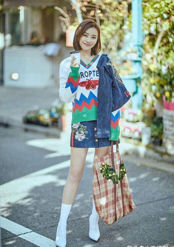 尖头 看不懂的时尚？林允儿穿高跟鞋配白袜子，时髦不怪异演绎另类时尚