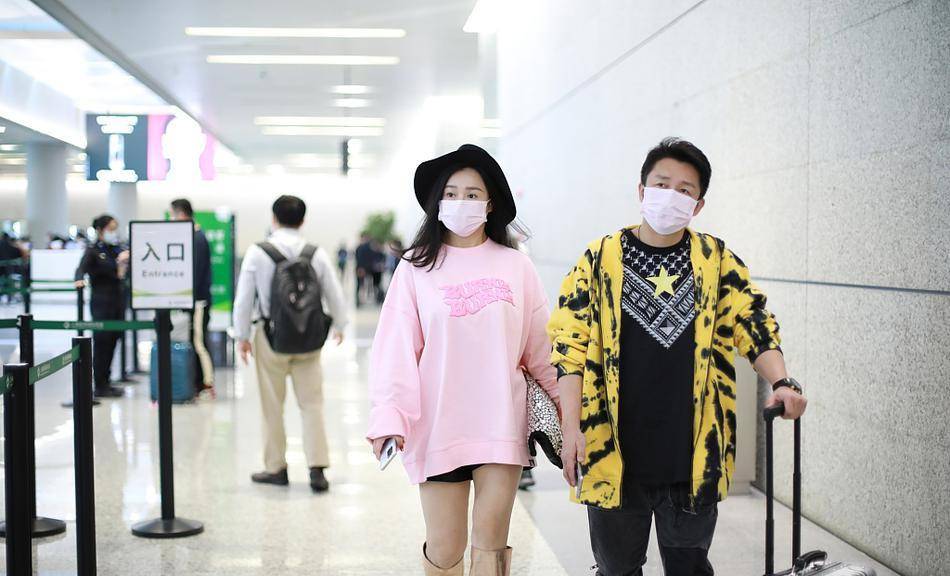 金色 冉莹颖胖了?穿粉卫衣搭金靴露美腿,上半身看起来和老公一样壮实