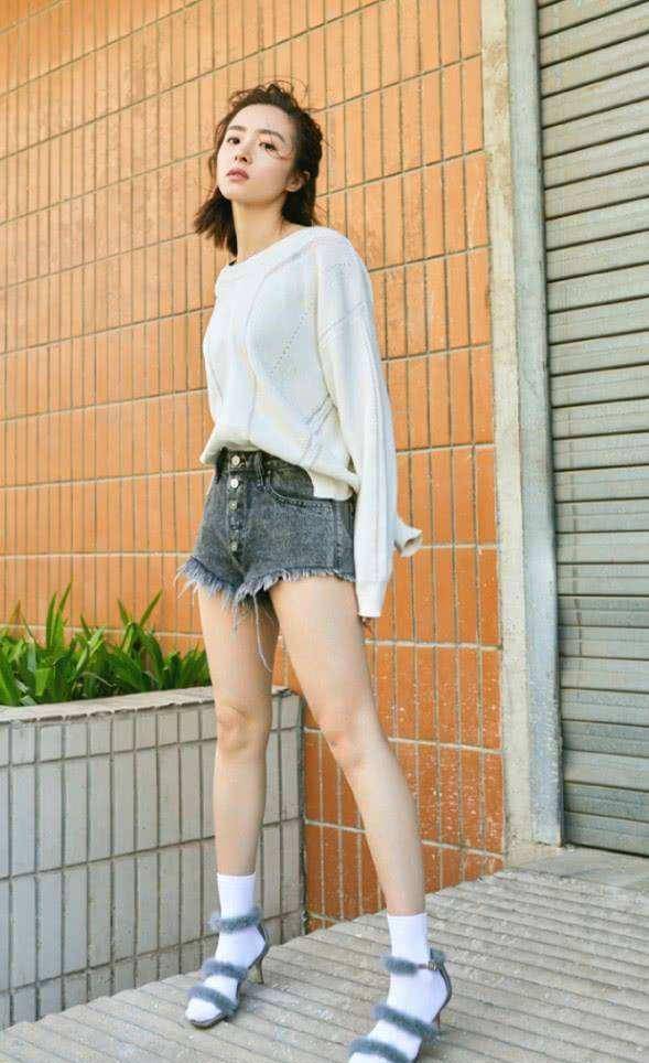 尖头 看不懂的时尚？林允儿穿高跟鞋配白袜子，时髦不怪异演绎另类时尚