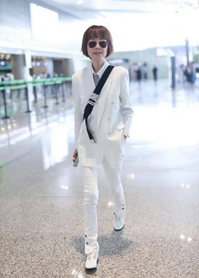 下半身 鲁豫真的太会穿！黑色大衣搭配牛仔裤时髦精致，可惜瘦得厉害