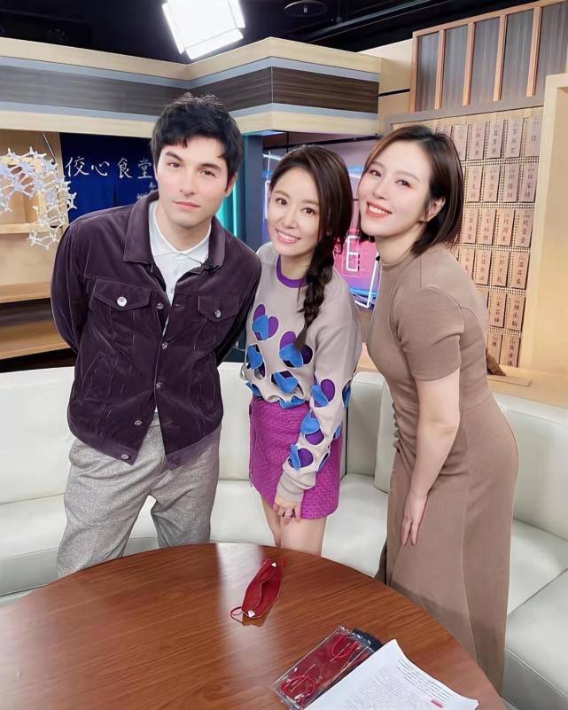 霍建华 林心如不化浓妆颜值飙升！穿格纹衫靠在霍建华怀里，幸福写在脸上