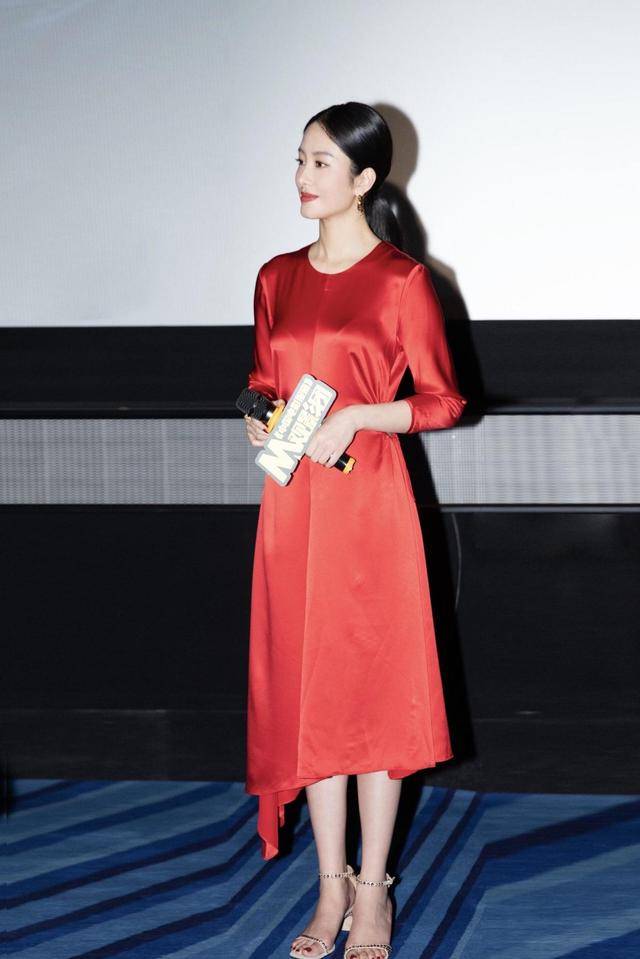 设计 杨采钰真是有颜任性！黑色刺绣吊带裙优雅大气，实在太有高级感