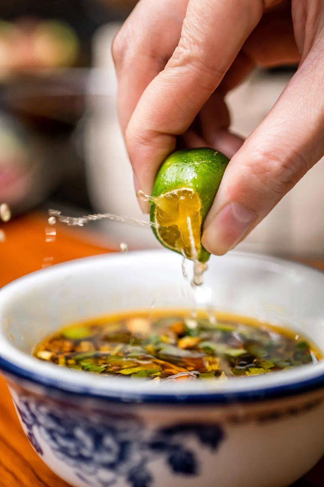 清汤涮肉有多好吃老广站着排队也要涮