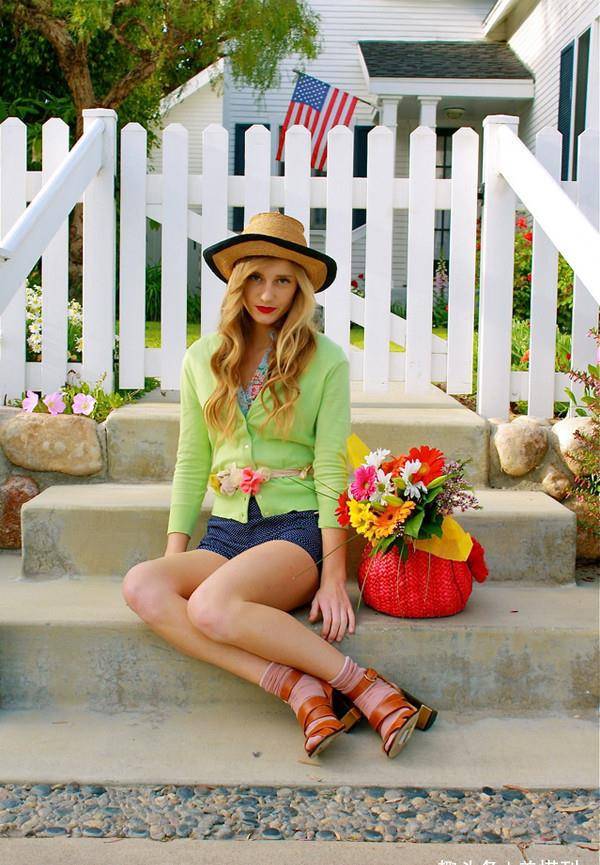 尖头 看不懂的时尚?林允儿穿高跟鞋配白袜子,时髦不怪异演绎另类时尚