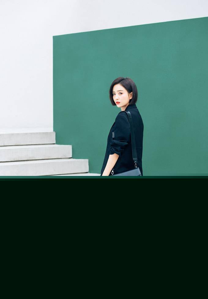 美人 佟丽娅气质越来越高级，黄色西装配白色阔腿裤干练明媚，都市美人