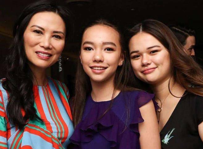 生活 50岁邓文迪晒近照,睫毛浓密皮肤没皱纹,女儿打扮随意略显土气