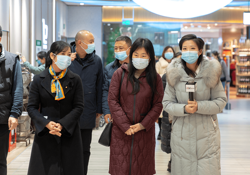 百货集团有限公司办公室主任赵金香亲自陪同并对企业进行了详细介绍