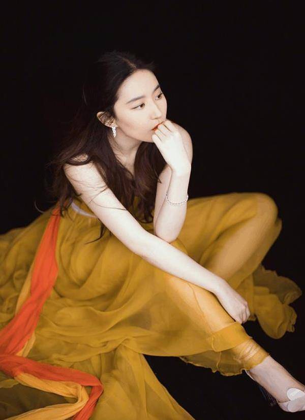 黄更淡 黄色怎么穿才显白？明星们亲自为你示范，争做2020春天最靓的仔