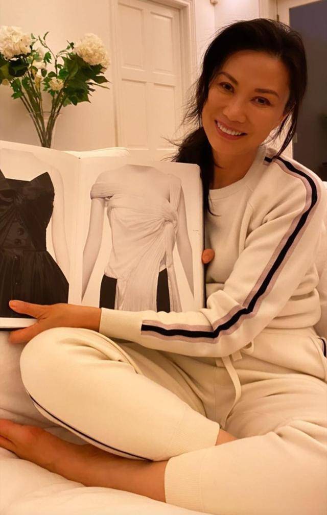 生活 50岁邓文迪晒近照,睫毛浓密皮肤没皱纹,女儿打扮随意略显土气