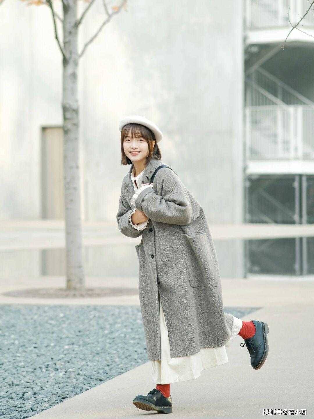 小个子 小个子入冬少穿“羽绒服”，建议多穿“大衣”，简约高级还耐看