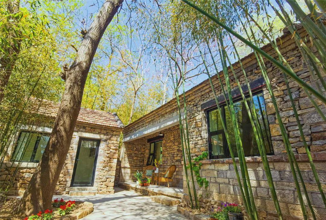 北方的冬天大雪纷飞,竹泉村·红石寨精品民宿里温暖如春!