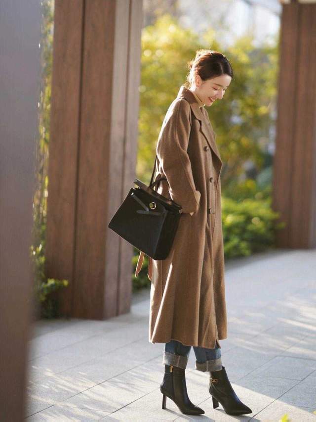 冬日 穿大衣该如何搭配才洋气?今年流行“大衣+靴子”,高级又优雅