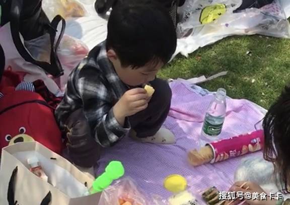 宝爸|幼儿园老师让准备一次性桌布，一位爸爸准备的桌布火了