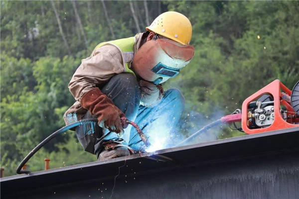 工地电焊工手机招工找活哪里好一天多少钱