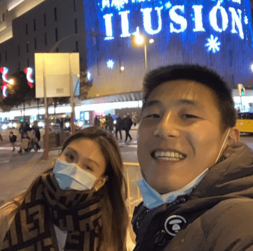 迪拜|武磊在國外“學(xué)壞”了！真會玩：把車開到沙漠，就地躺下看日落