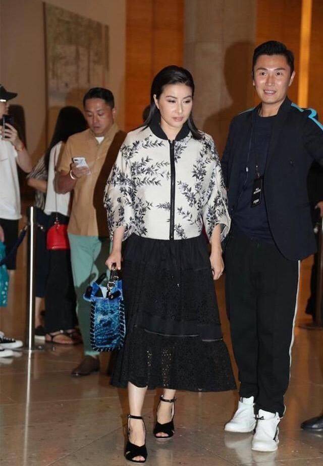 贤内助 郭晶晶真是贤内助，穿风衣为霍启刚街头拉票，低调朴素像邻家姐姐