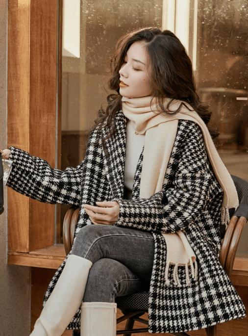 身材 冬天穿“小白靴”更惊艳，显瘦耐看还减龄，配大衣美极了！