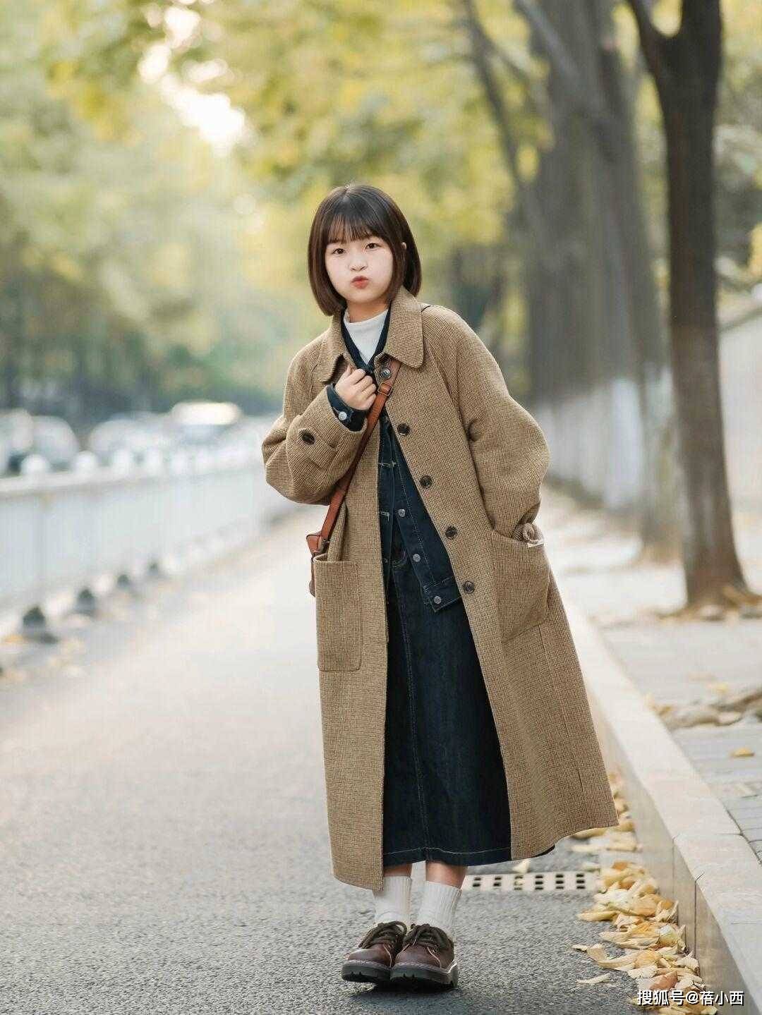 小个子 小个子入冬少穿“羽绒服”，建议多穿“大衣”，简约高级还耐看