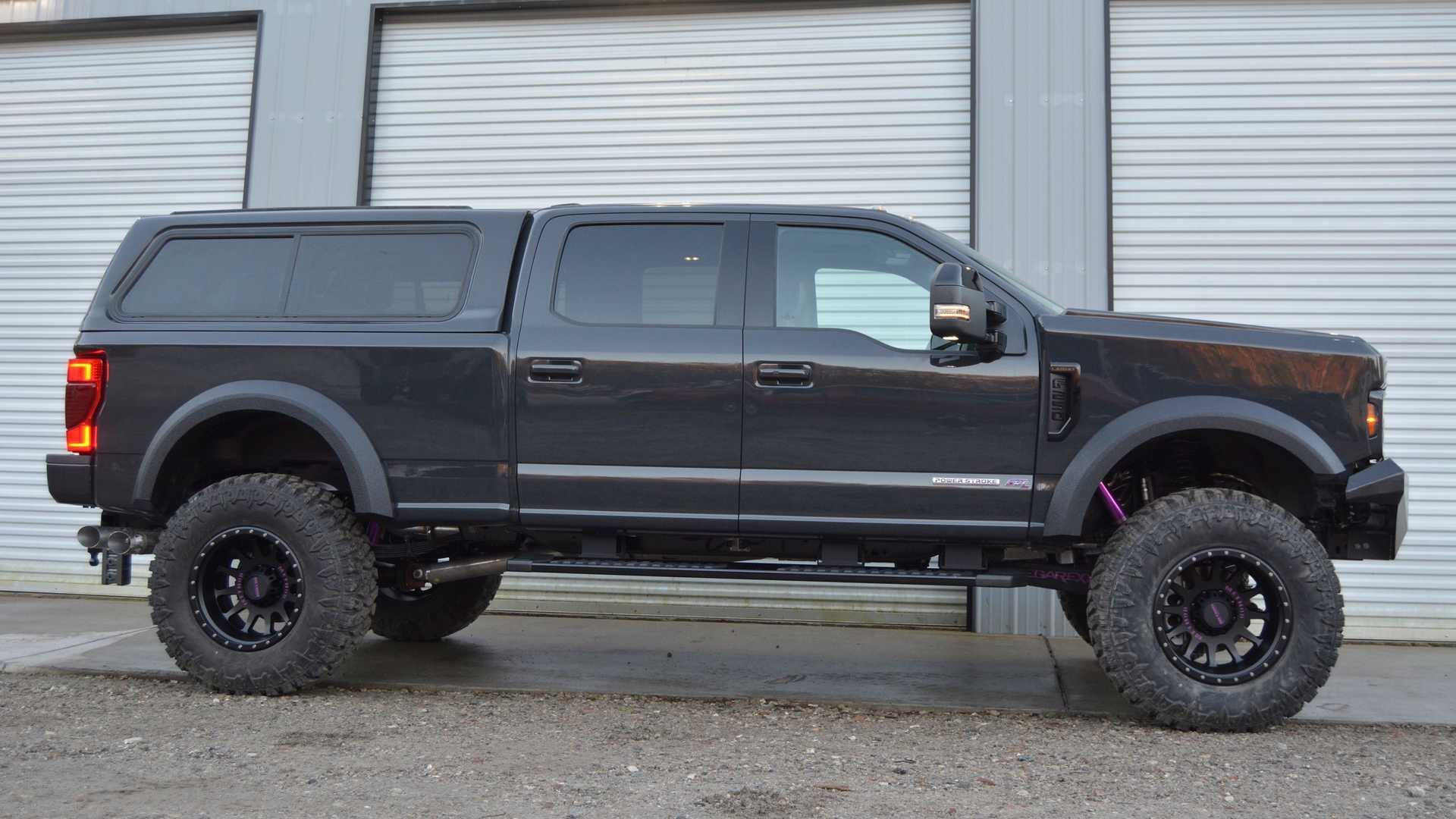 售价199000美元megabronc是一款带有野马前脸的7座福特f250