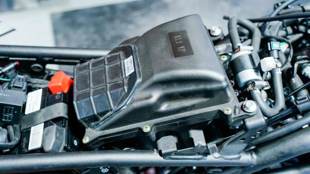 发动机为隆鑫全新开发的代号为ke250的单缸四气门水冷发动机,这台