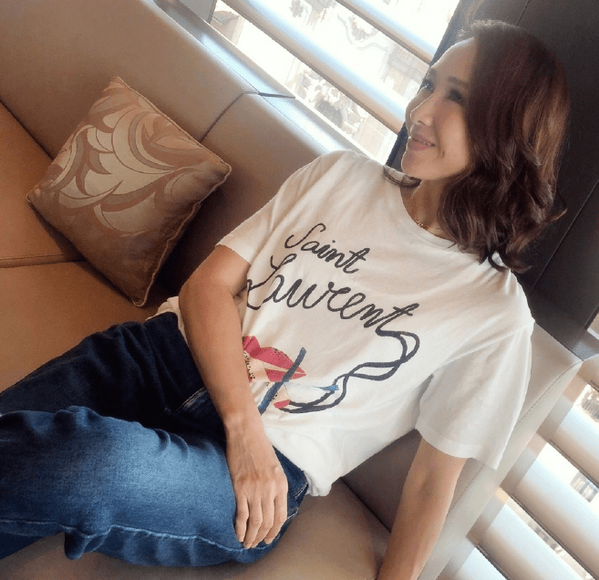 长发 48岁黎姿大秀美背身材好，露肩吊带配长发，气质比20岁姑娘还好