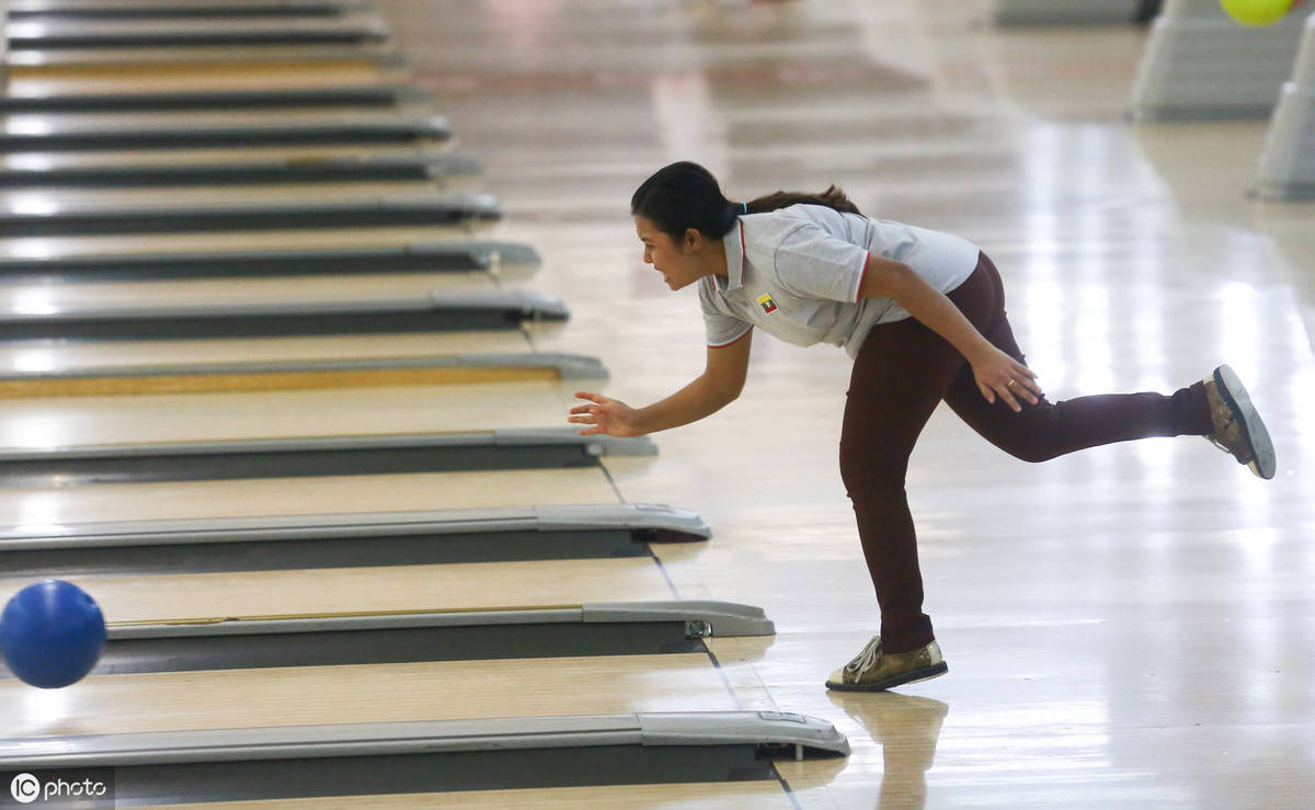 打保龄球的正确姿势是怎样的的?_左手_身体_球速