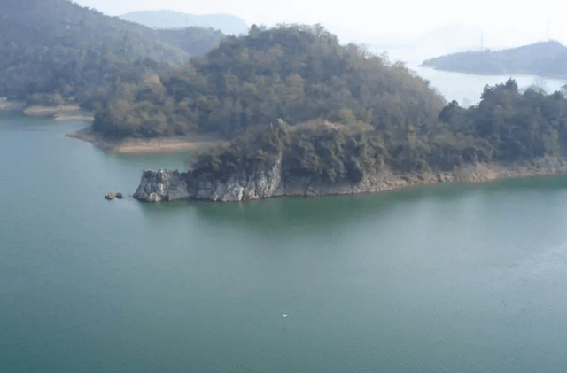 高原地区最大的湖泊，占地200平方公里，富含178座岛屿，就在贵州