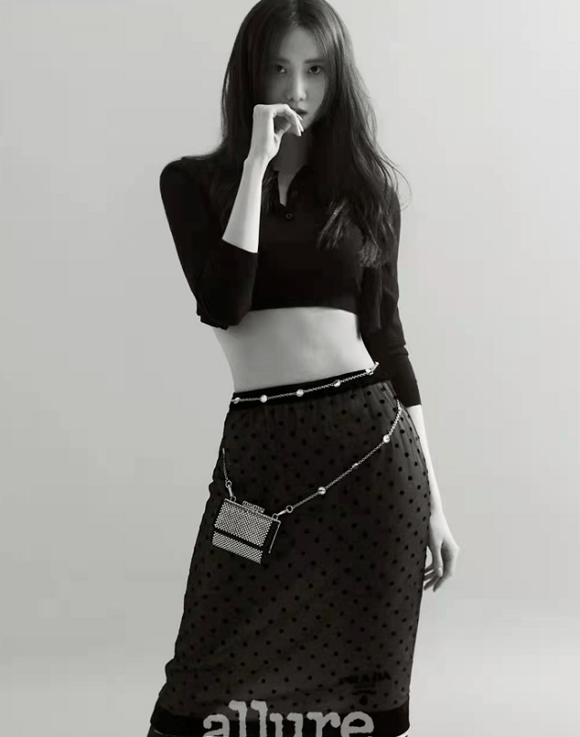 黑色 林允儿新时尚大片曝光！大胆穿露脐装秀平坦小腹，清纯女神变魅惑