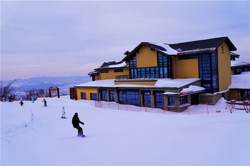 雪场|北纬43°上的黄金雪场，吉林市万科松花湖滑雪场，冬季滑雪的首选