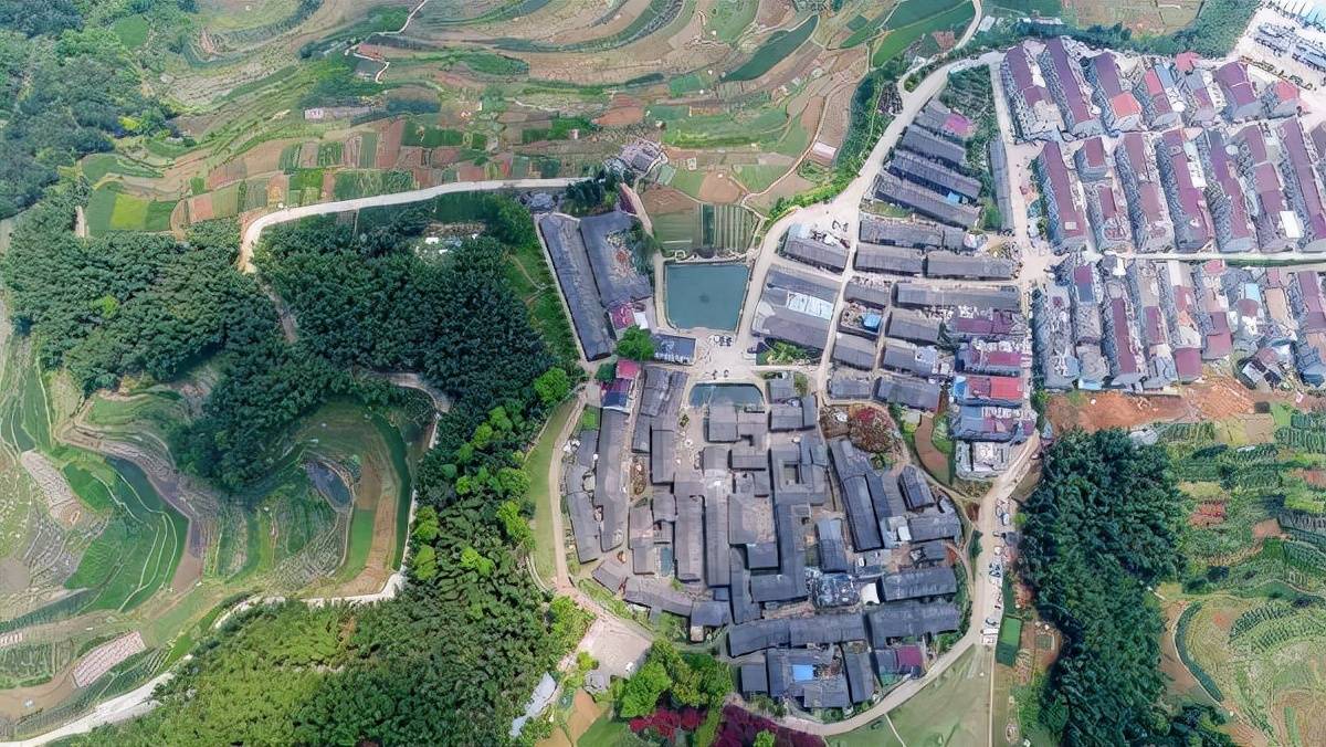 这地方,竟然用千年不化的火山黑石造房子,冬暖夏凉太舒服了_乌石村