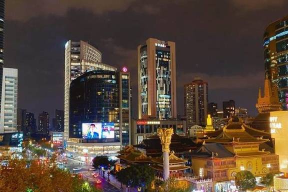 实拍上海静安寺夜景，灯红酒绿、流光溢彩，你看看繁华程度如何？