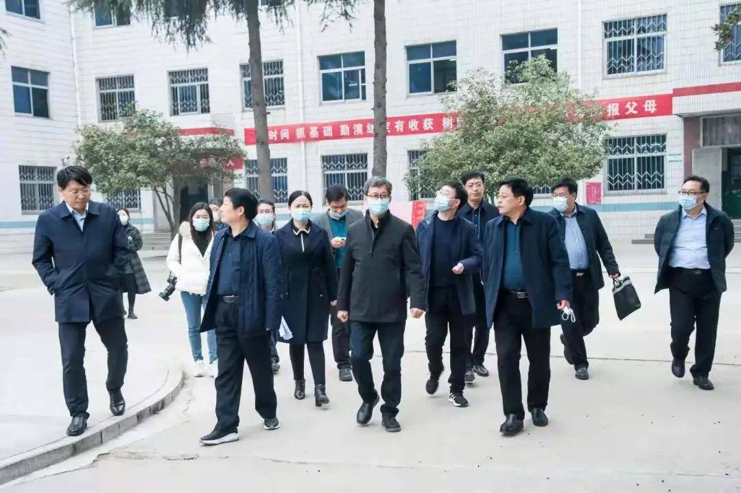 邓州市委书记金浩一行莅临六高中调研
