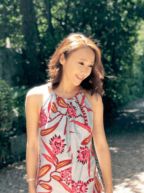 长发 48岁黎姿大秀美背身材好，露肩吊带配长发，气质比20岁姑娘还好