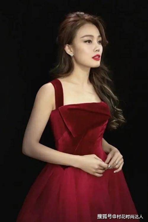 是一种 54岁周海媚不显老 穿深V吊带裙秀身材 “巨形”锁骨轻松抢镜