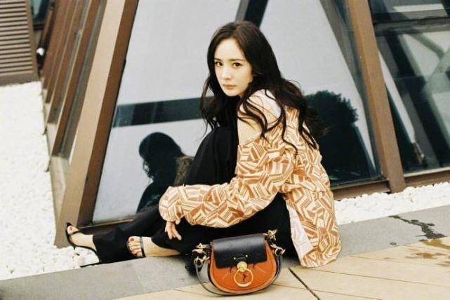 封神 杨幂新年造型惊艳曝光！穿“虎纹裙”封神太惊喜，虎年彻底开挂