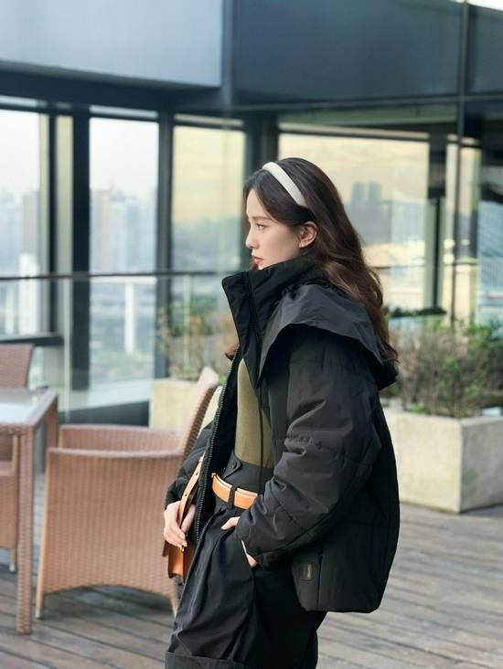 刘诗诗早春摩登格调花絮照 穿短裤长靴秀纤细美腿_工装_外套_照片