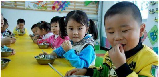 食欲|为什么宝宝在家要人喂，在幼儿园却能自己吃饭？老师说出背后奥秘