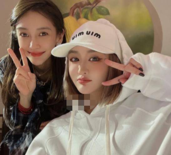 原创baby参加庆生宴合影稳站c位打扮低调4岁小海绵变壮实