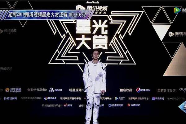 星光 星光大赏现“死亡打光”，直播镜头黑成碳，杨幂与精修图差距巨大