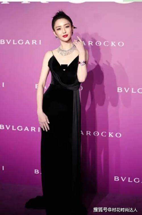 是一种 54岁周海媚不显老 穿深V吊带裙秀身材 “巨形”锁骨轻松抢镜